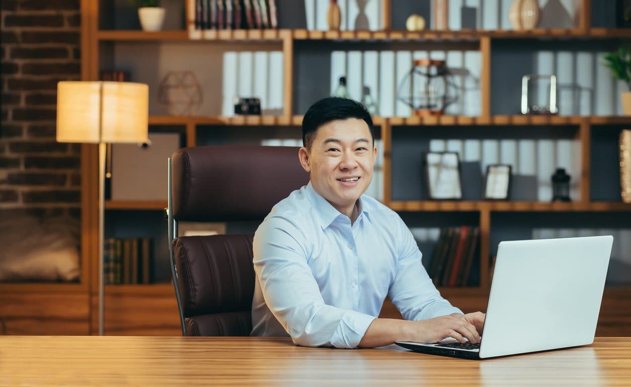 man using tabs3 website on computer